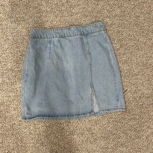 Forever 21 light denim mini skirt size xs barely been worn